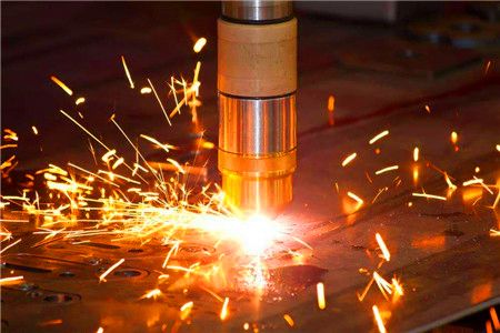Como a tecnologia ultrassônica é aplicada em processos metalúrgicos?